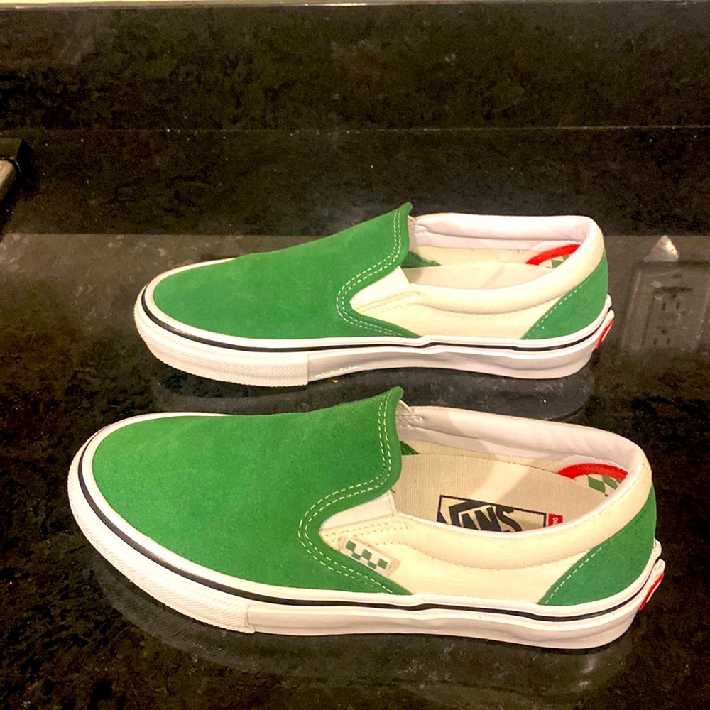 Green and white vans. Worn once says the size 8 feels like a 7 1/2
